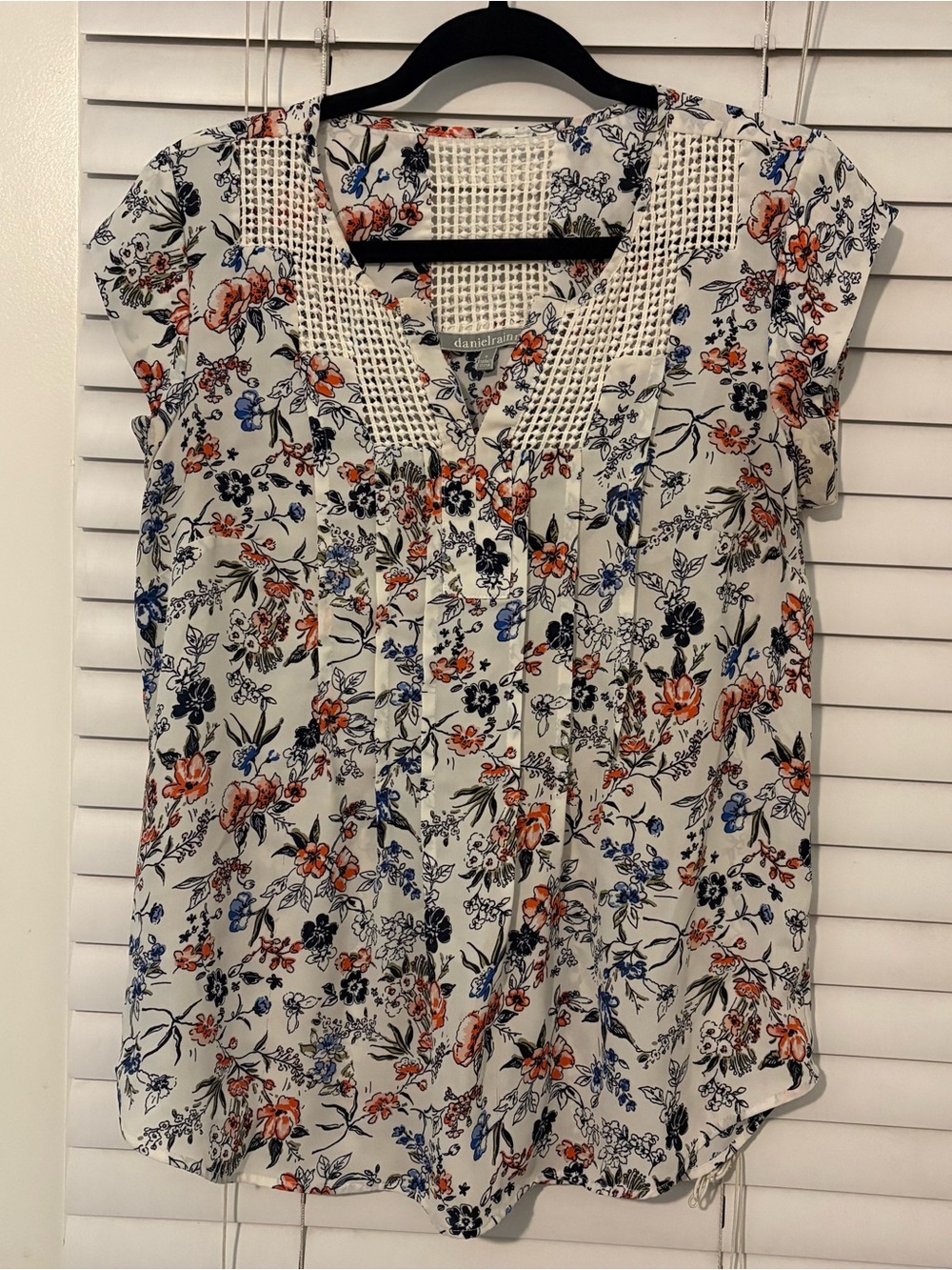 DANIEL RAINN Womenโs Floral Blouse Size Small Ivory Orange Blue Crochet Lace